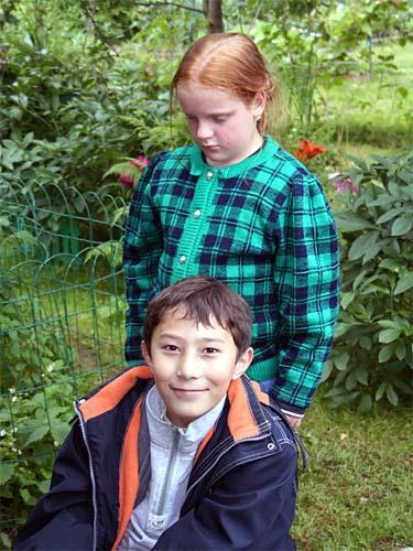 Ксюша и Саша - Редкий кадр - дети спокойно позируют, а не носятся по саду за Юконом