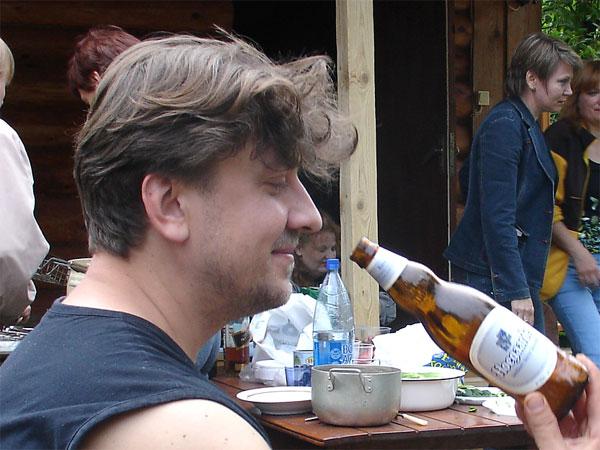 Slava - А что же тогда пытается разглядеть Слава на дне бутылки пива?