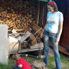 Он вырастет настоящим мужчиной! - Nastya учила трехлетнего сына колоть дрова.