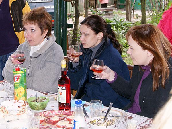 Kazyabra, Akulina, LU - Привычные к холодам, питерцы не стали тратить время на пиво, а сразу приступили к более практичным напиткам :)