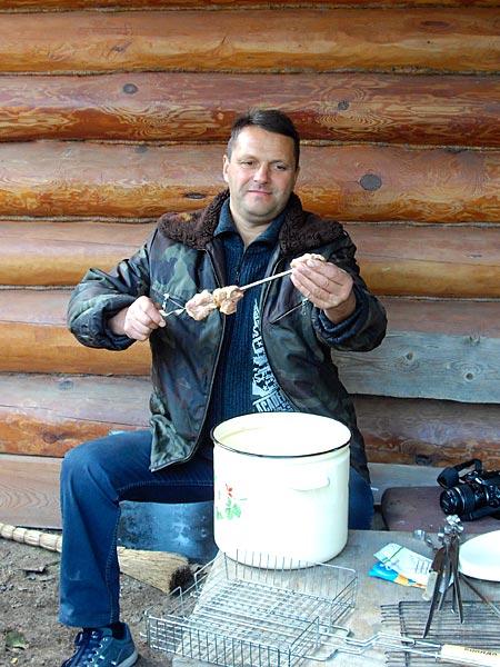 Сергей - Насаживать и готовить шашлык должны исключительно мужчины...